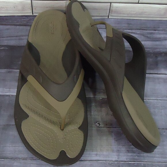 SIZE 13. Crocs classic men’s odor-resistant flip flop sandals.